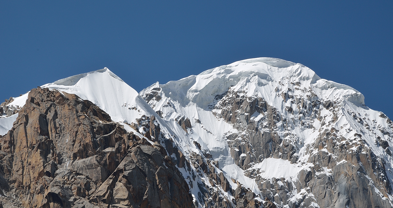 20130806-123-Trek.jpg - Cornice of the summit or sub-summit of Beherovka