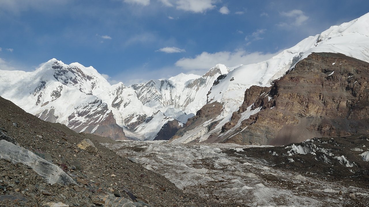 20130806-141-Trek.jpg - Dikki Camp is on the right side on the black morain a bit outside the picture: the problem is traversing this chaos