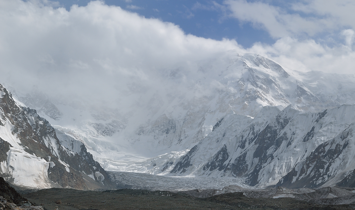 20130807-001-BaseCamp.jpg - On the way to "our" basecamp: a look back in the direction of the Aksai base camp, the Zviosdoska glacier and Pobeda west