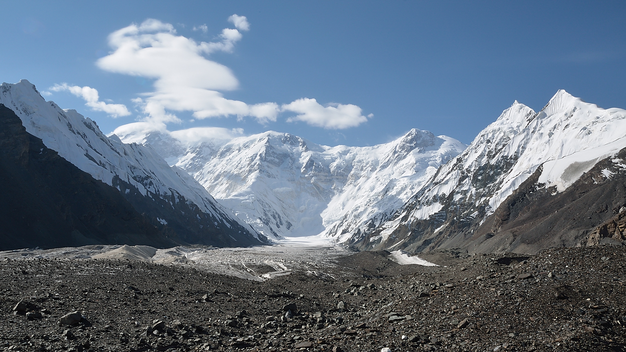 20130807-152-Trek.jpg - Looking south, up the Dikki glacier, on the left side in the cloud is Pik Pobedy, a bit to the right above the Dikki pass is Pobeda West
