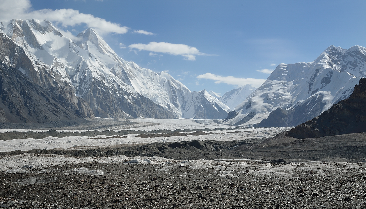 20130807-156-Trek.jpg - Looking from the Dikki camp up the main glacier (Enylchek): Khan Tengri now almost without clouds