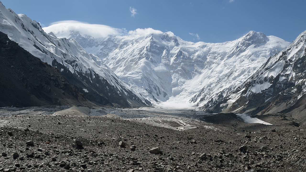 20130807-159-Trek.jpg - Looking up the Dikki glacier: on the left, the Pobedas in the clouds, on the right Neru