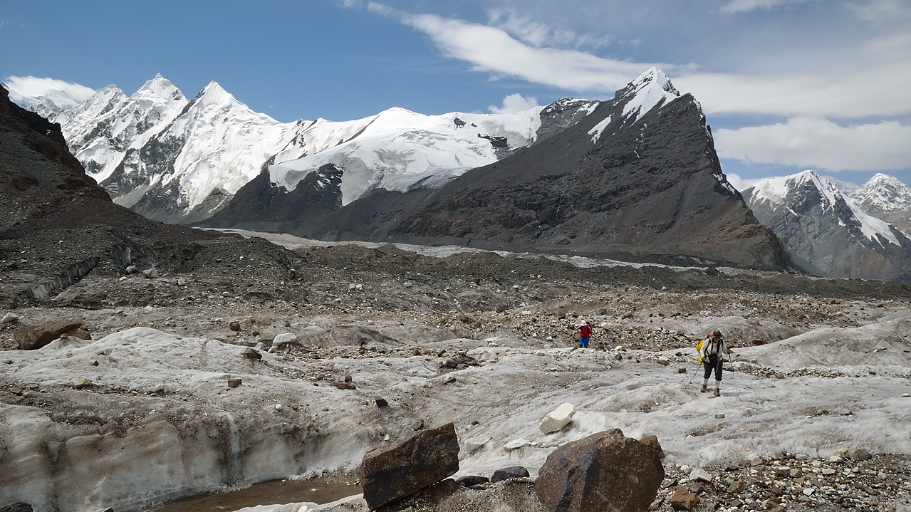20130807-161-Trek.jpg - On the way to the base camp: looking back to Dikki camp visible at the foot of (trekking summit) Pesni Abaya