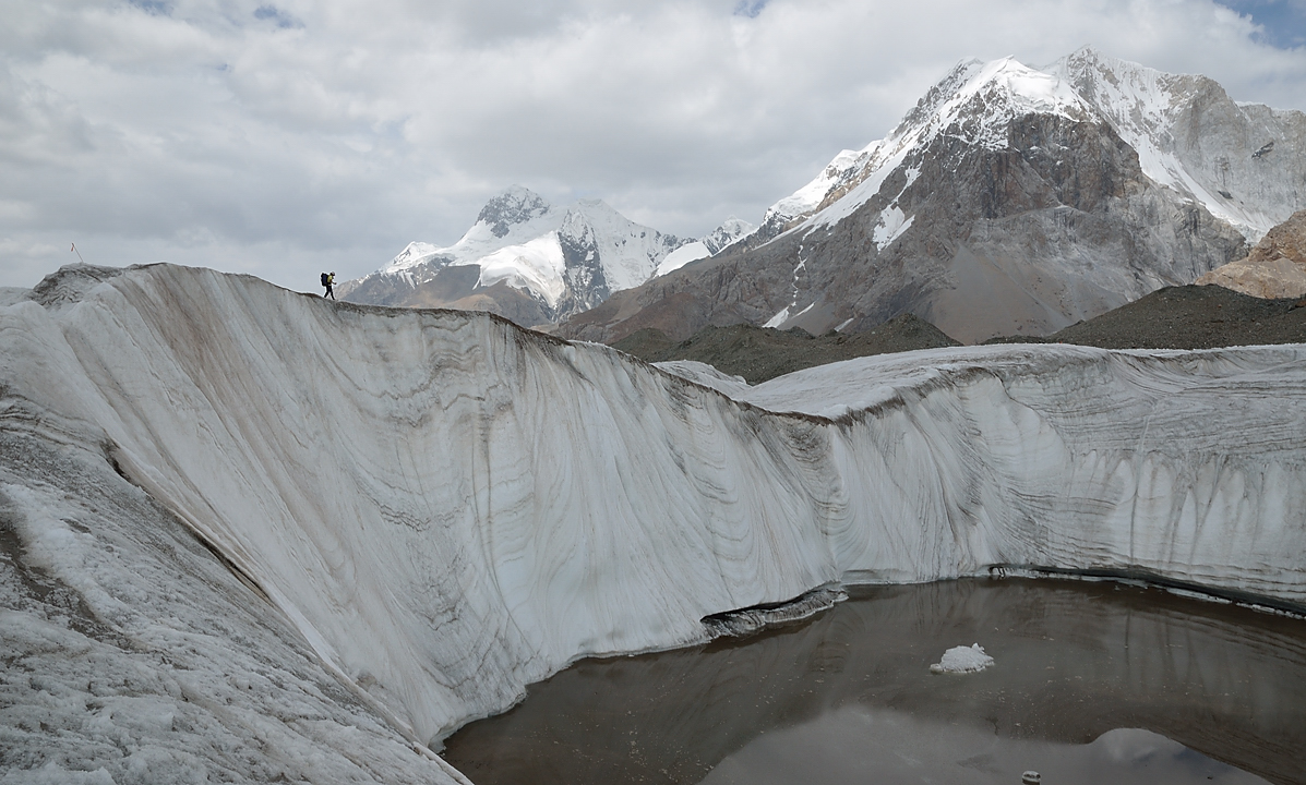 20130807-172-Trek.jpg - An impressive glacier lake --- looking north