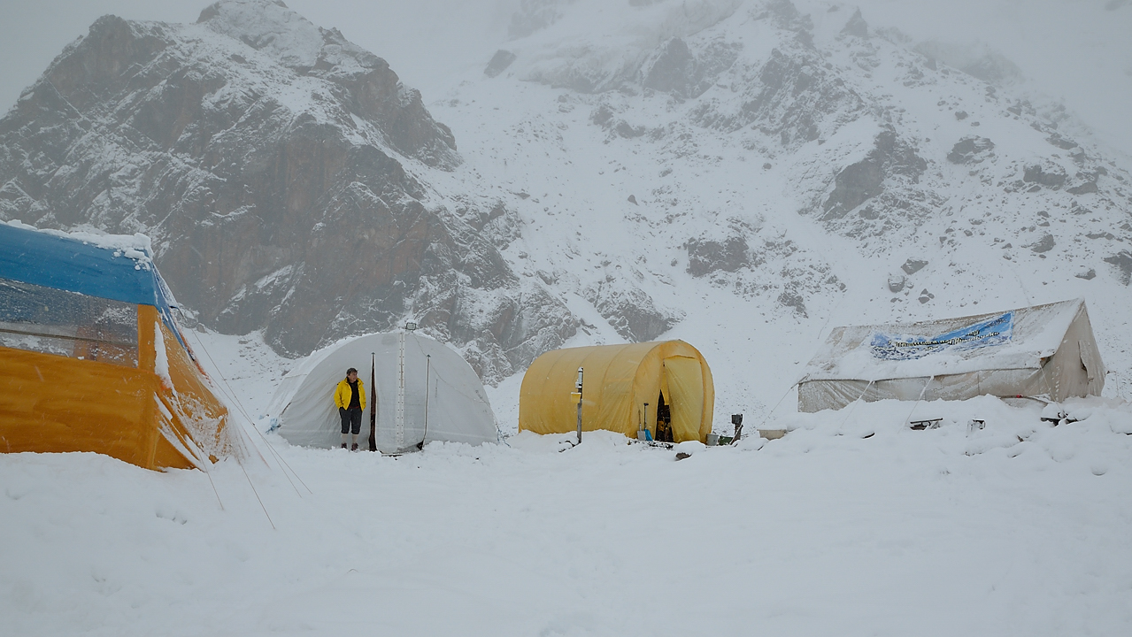20130808-007-BaseCamp.jpg - next morning waking up in 25cm of fresh snow --- from left to right there is the storage tent, the kitchen, the dining room and the living room