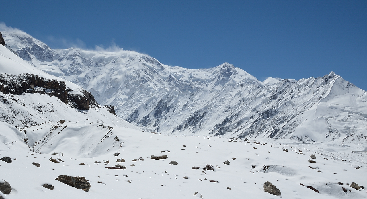 20130808-046-BaseCamp.jpg - Vue in the direction of the Sviosdoska glacier: on the very left Pik Pobeda, then the west summit and a bit further Neru; in the foreground the crest between the Sviosdoska and the Dikki glacier with summits just around 5000m