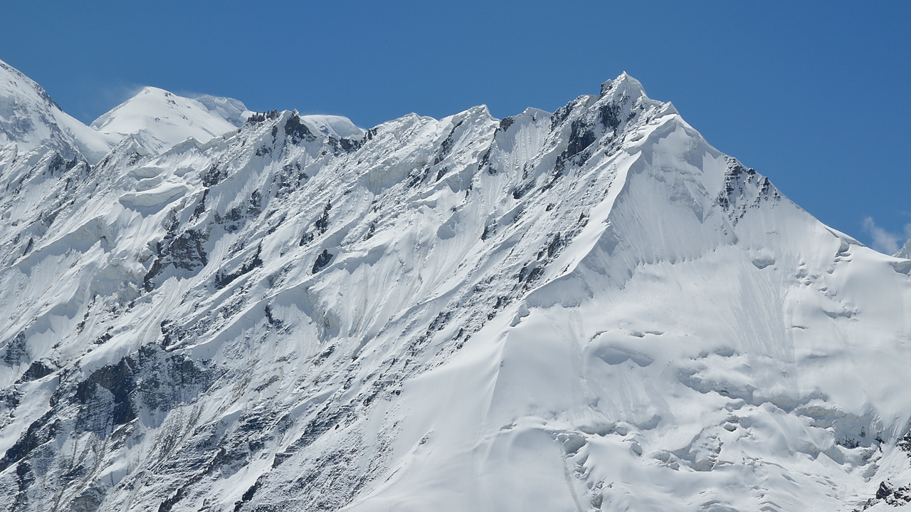 20130808-051-BaseCamp.jpg - The impressive crest between the Sviosdoska and the Dikki glacier and in the background a summit west of Neru