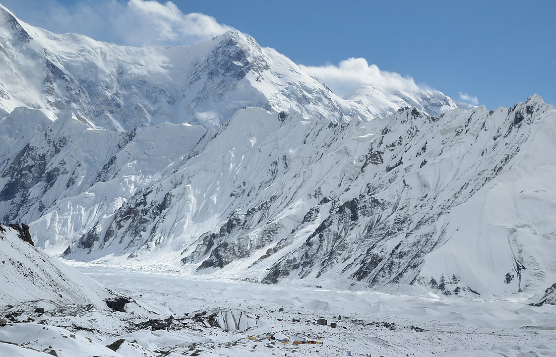 20130808-060-BaseCamp.jpg - Vue on our camp and in the background the crest west from the west peak of Pobeda (in the middle, Neru)