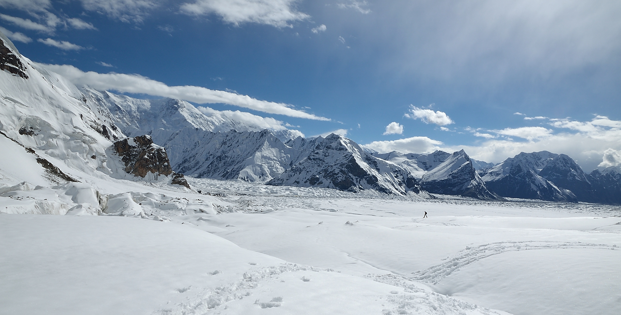 20130808-064-BaseCamp.jpg - Nice vieuw on the Southside of the glacier: ou camp under the rock on the left, the first lsteral glacier is Sviosdoska below Pobeda, then Dikki on the foot of Pesna Abeda; then comes Proletarski, then one can guess Komsomolies and our first camp on the glacier