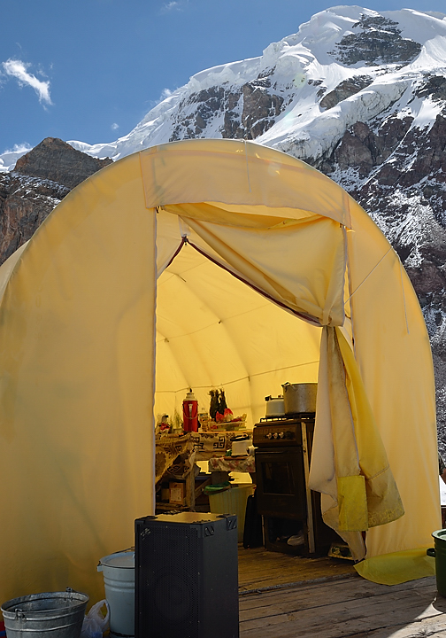 20130809-074-BaseCamp.jpg - The next morning brings beautiful weather: a look into the kitchen