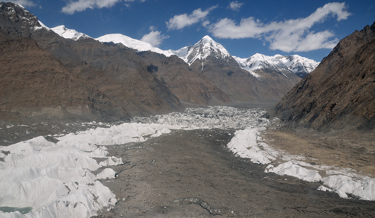 20130809-115-BaseCamp.jpg - Arriving at the junction: view up the the north arm of the glacier --- somewhere her should be the Merzbacher Lake