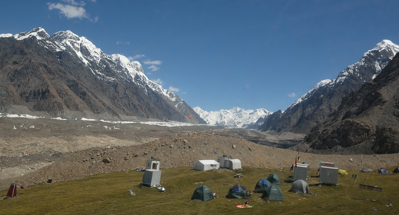 20130809-119-BaseCamp.jpg - A stopover at Merzbacher Meadow ... after that the helicopter is full