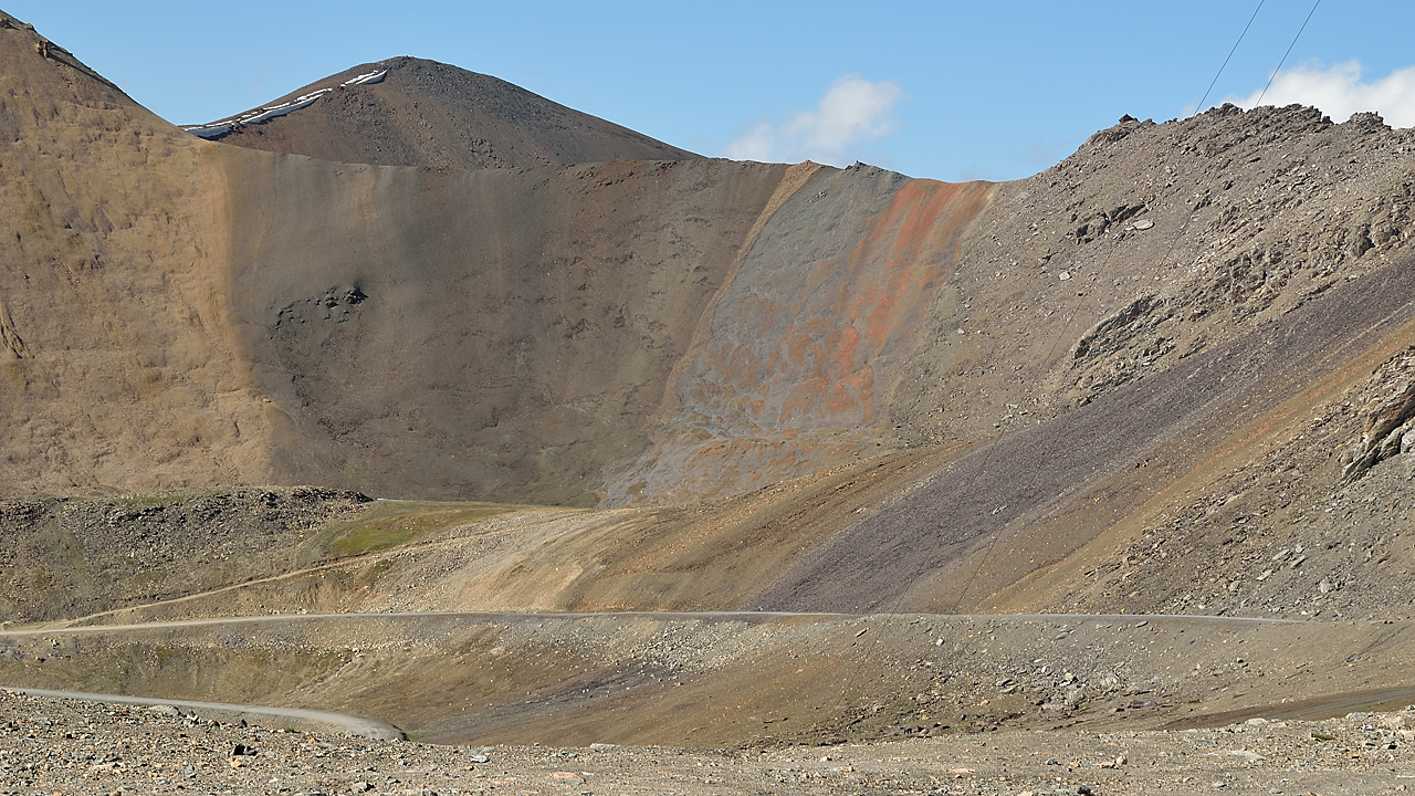 20130809-129-BaseCamp.jpg - ... with the colourful slopes in the afternoon sun  ...