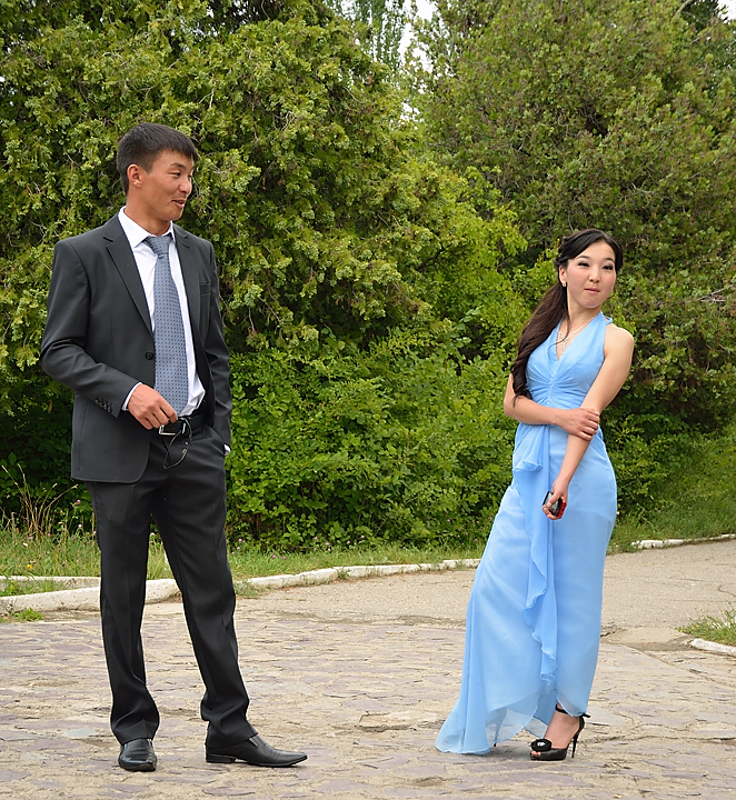 20130811-026-Karakol-bis.jpg - A freshly married couple profiting of the parc of the Przewalski museum for the photo session