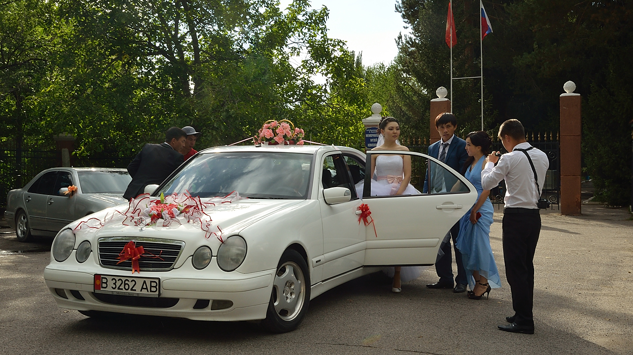 20130811-029-Karakol-bis.jpg - A local costum: the bride must show that she is able to push the car with the husband inside ... at least for the photo