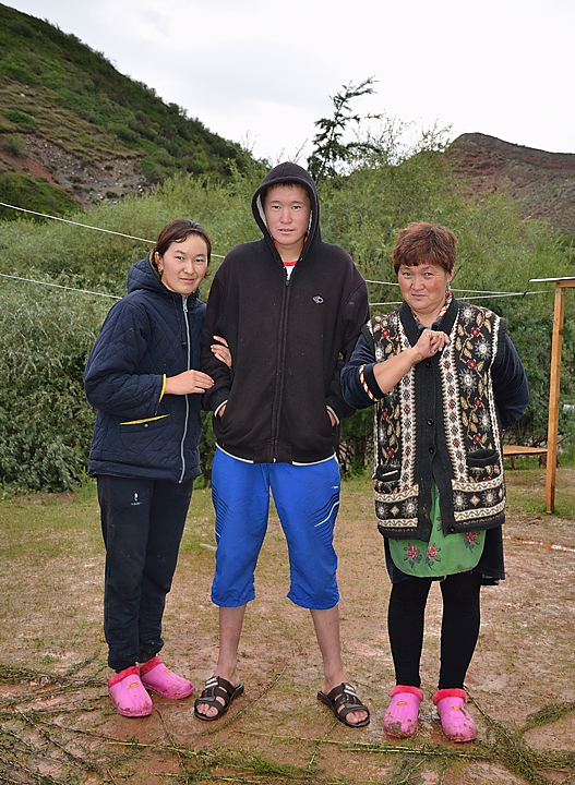 20130812-021IssykKul.jpg - Our host family in Jeti Oguz