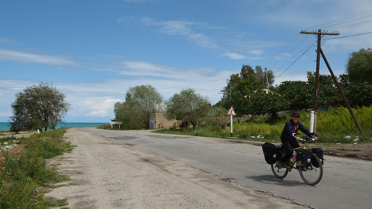 20130814-080IssykKul.jpg - KIds testing our bicycles ....