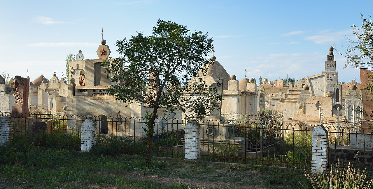 20130814-096IssykKul.jpg - Cimetery after Tamga