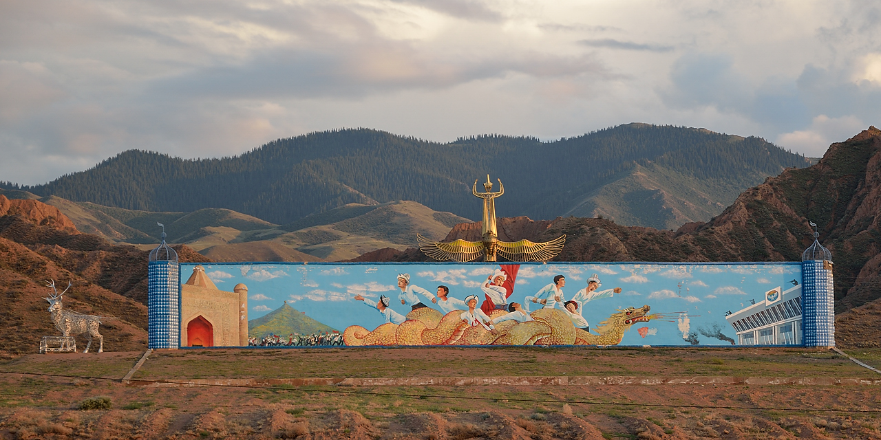 20130814-106IssykKul.jpg - The abandonned monument in honour of Chinghiz Aitmatov -- a famous kirghiz writer