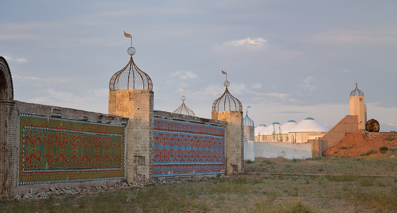 20130814-107IssykKul.jpg - The abandonned monument in honour of Chinghiz Aitmatov -- a famous kirghiz writer