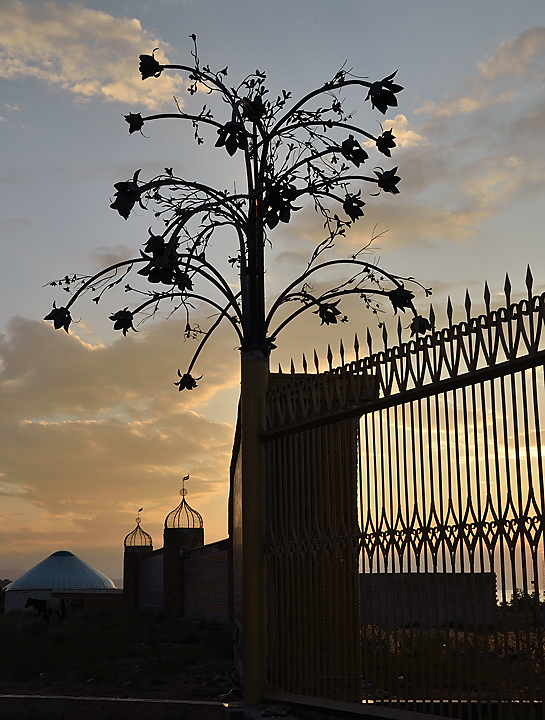 20130814-109IssykKul.jpg - The abandonned monument in honour of Chinghiz Aitmatov -- a famous kirghiz writer