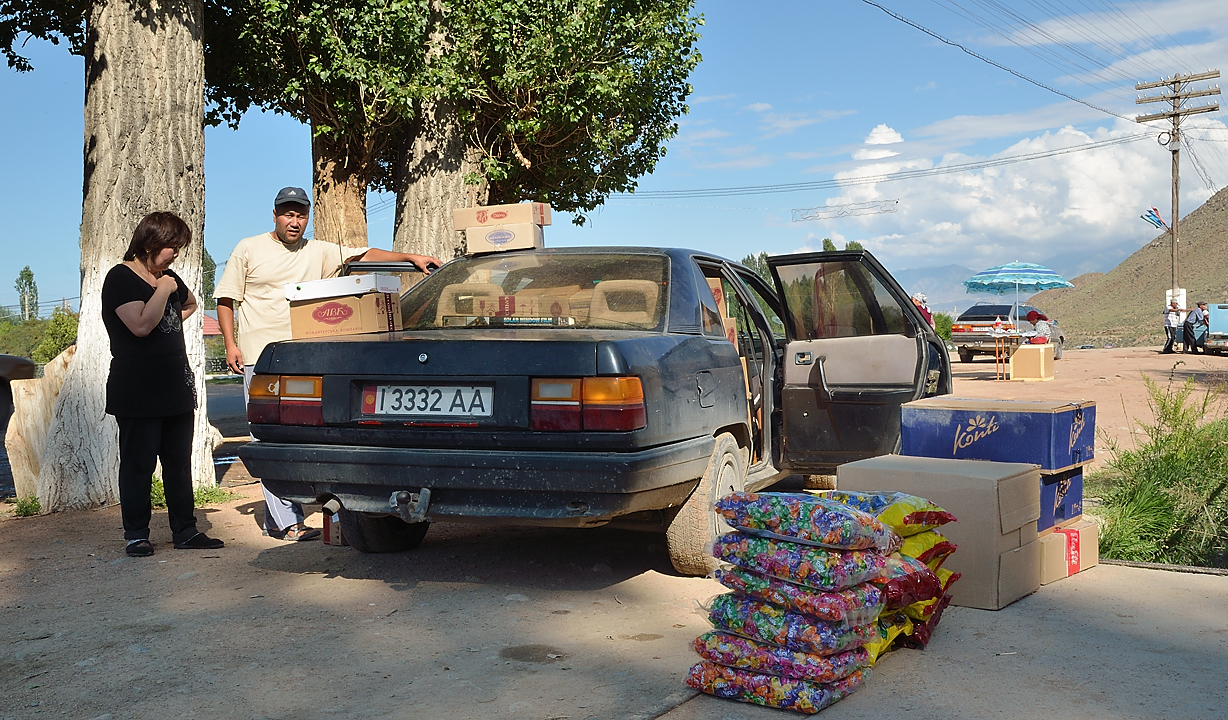 20130815-154IssykKul.jpg - Ak Say, a countryside village: goods delivery at a local shop