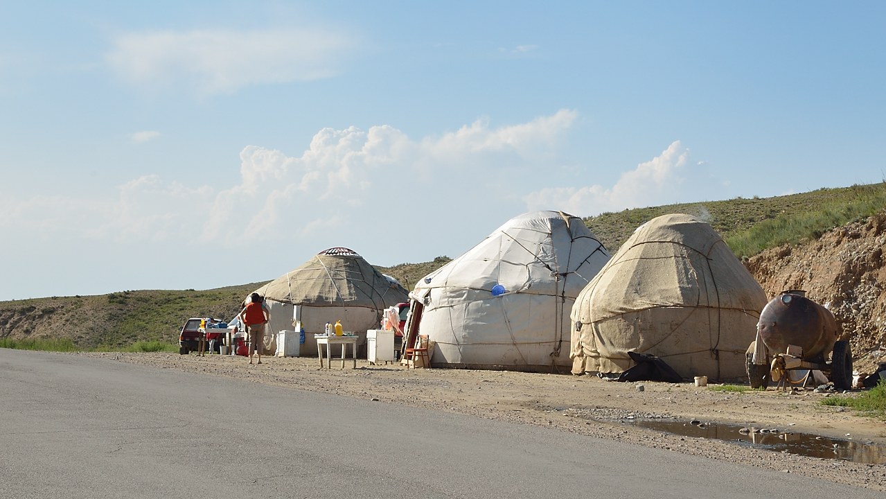 20130815-162IssykKul.jpg - at the pass: selling khimis