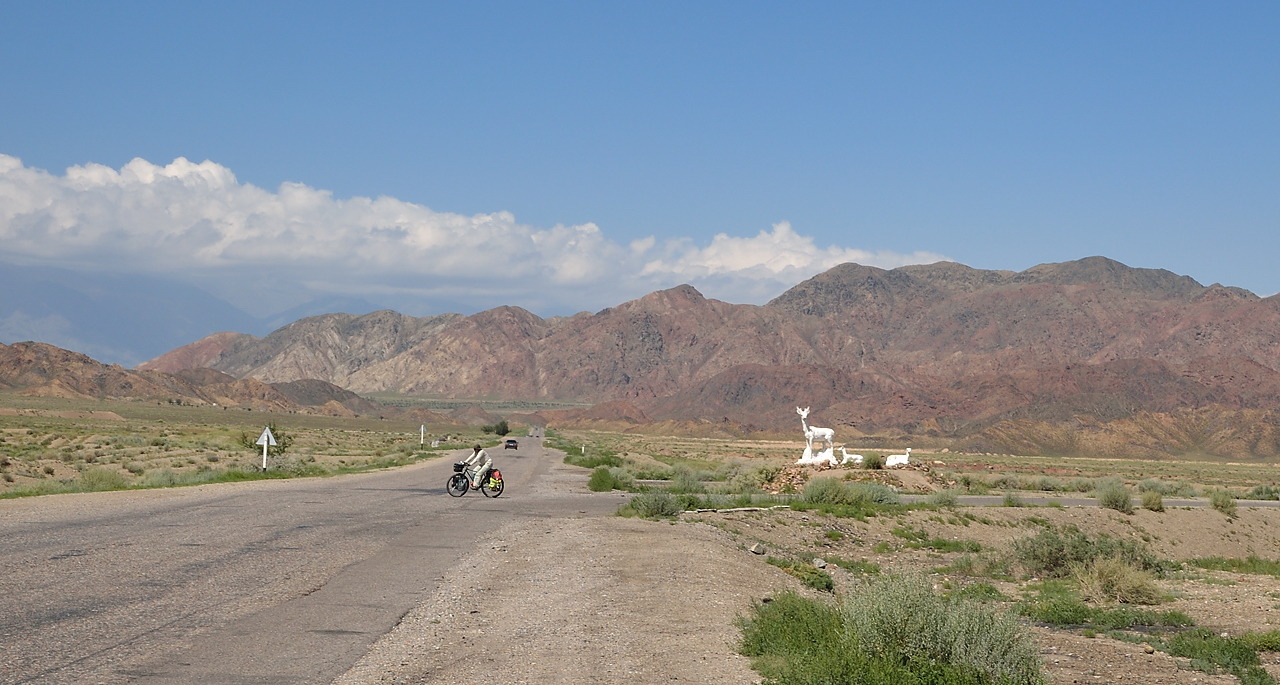 20130816-003-Song-Kul.jpg - One of the many statues representing a Marco-Polo shep, when joining the road from Balyshky