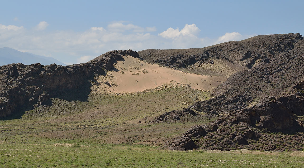 20130816-005-Song-Kul.jpg - Dunes close before arriving at the Orto-Tokoy Reserve