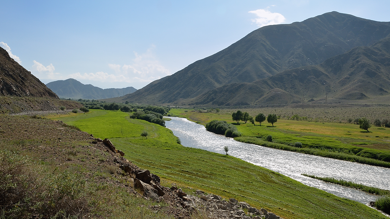 20130816-012-Song-Kul.jpg - After the Reserve and joining the motorway from Bishkek, back in a beautiful green vally