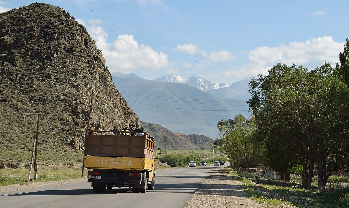 20130816-014-Song-Kul.jpg - Approaching Kochkor