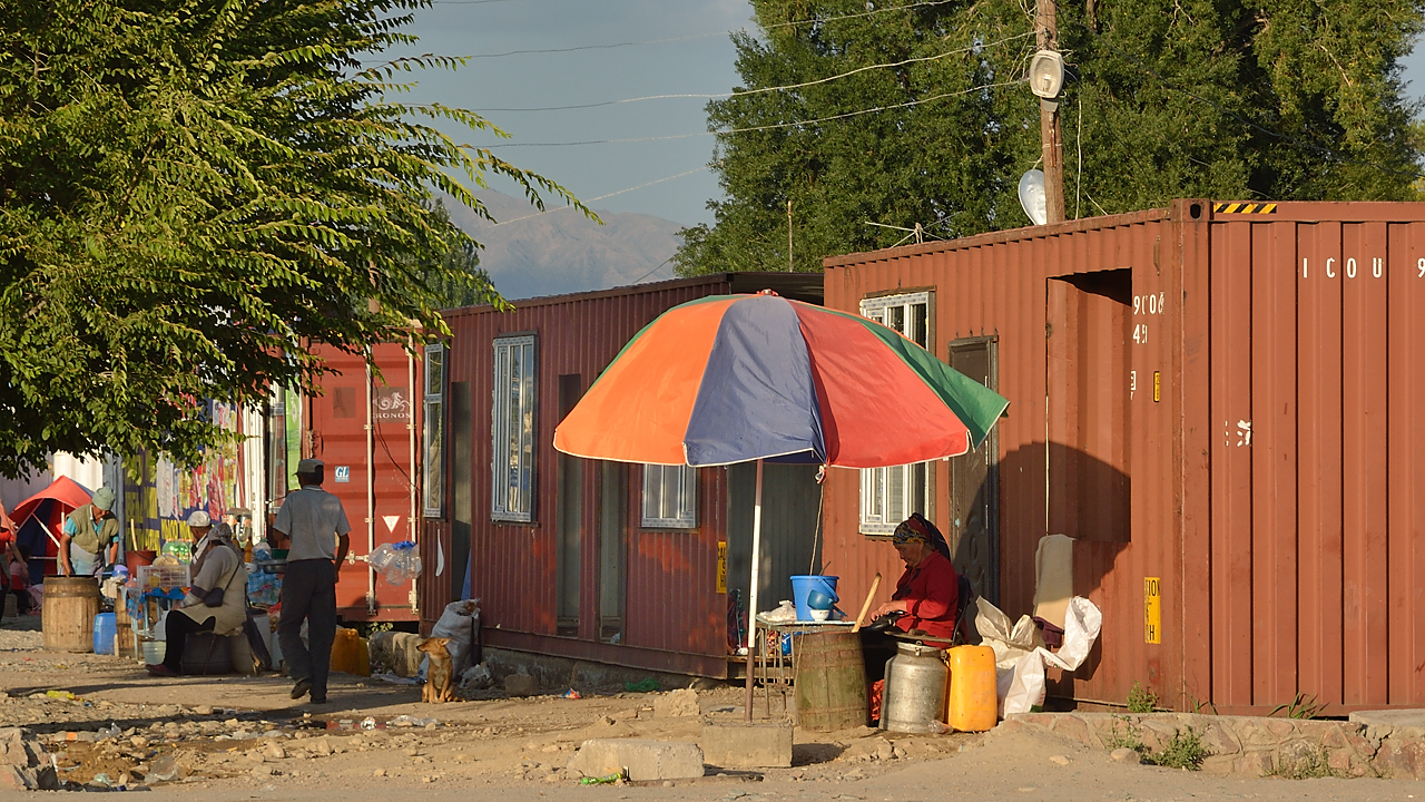 20130816-018-Song-Kul.jpg - A strawl through Kochkor city center: Khimiz vendors everywhere