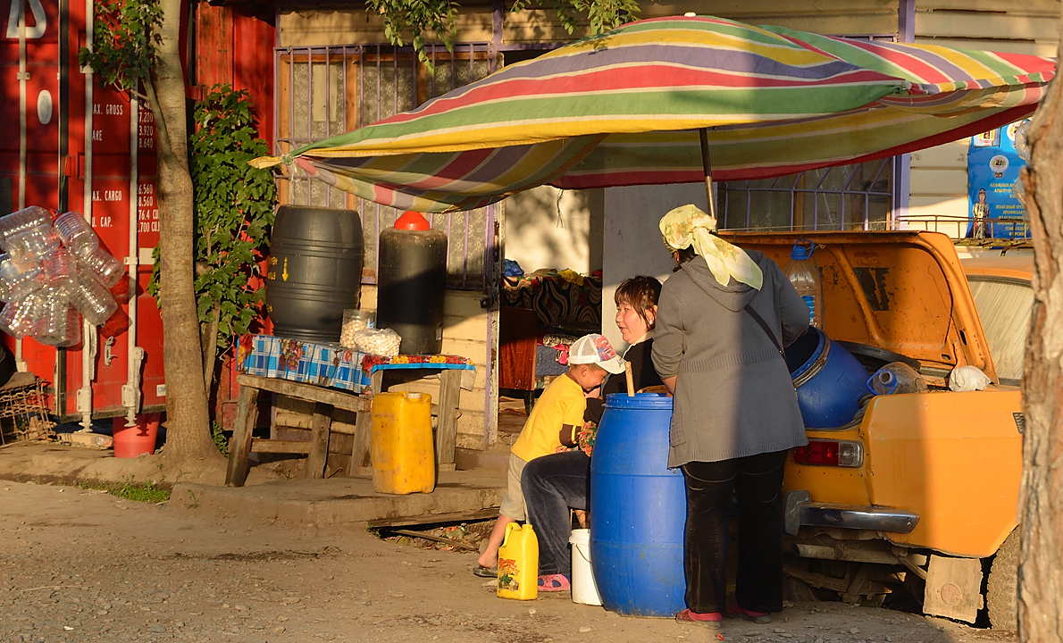20130816-023-Song-Kul.jpg - A strawl through Kochkor city center: Khimiz vendors everywhere