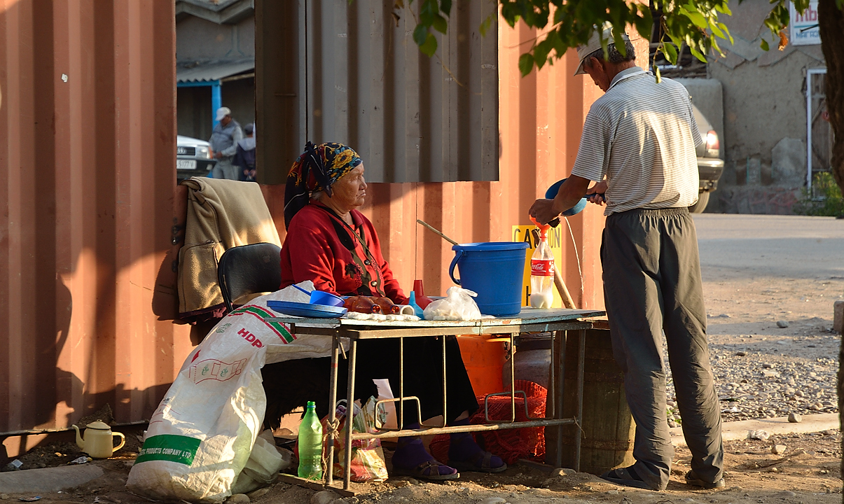 20130816-025-Song-Kul.jpg - A strawl through Kochkor city center: Khimiz vendors everywhere