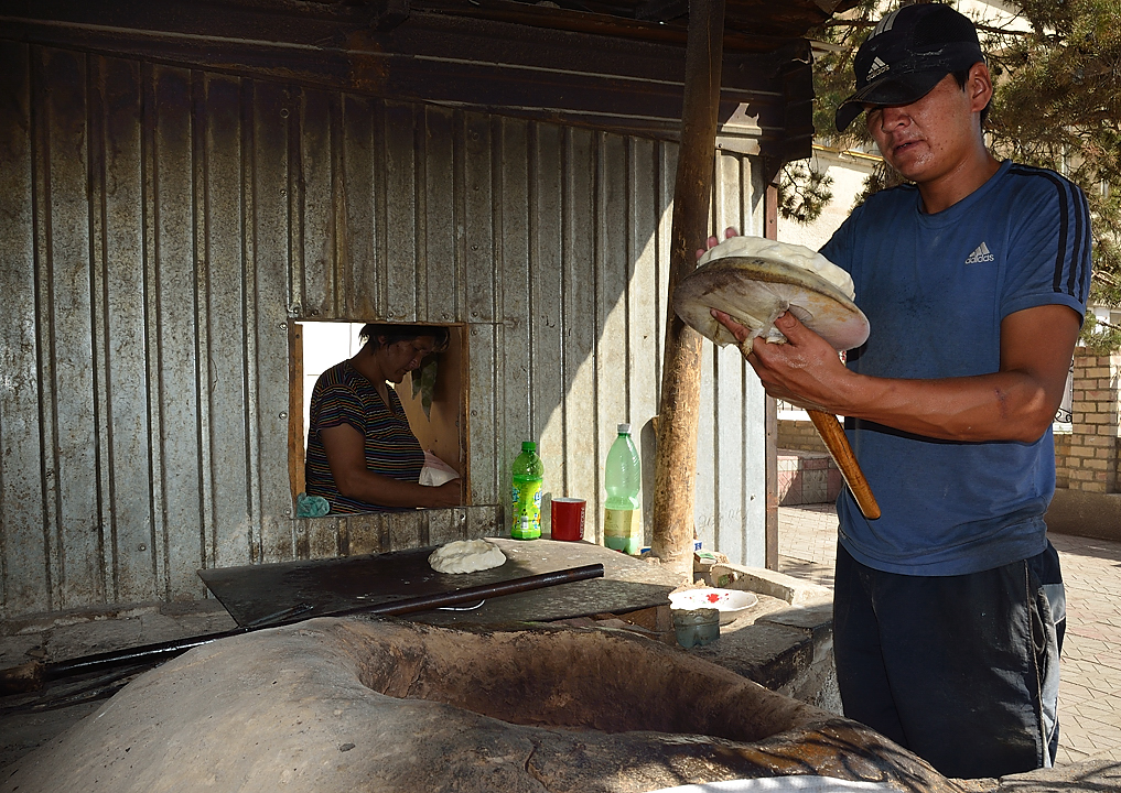 20130817-026-Song-Kul.jpg - In the morning: traditional bakery cooking bread in a tandoor