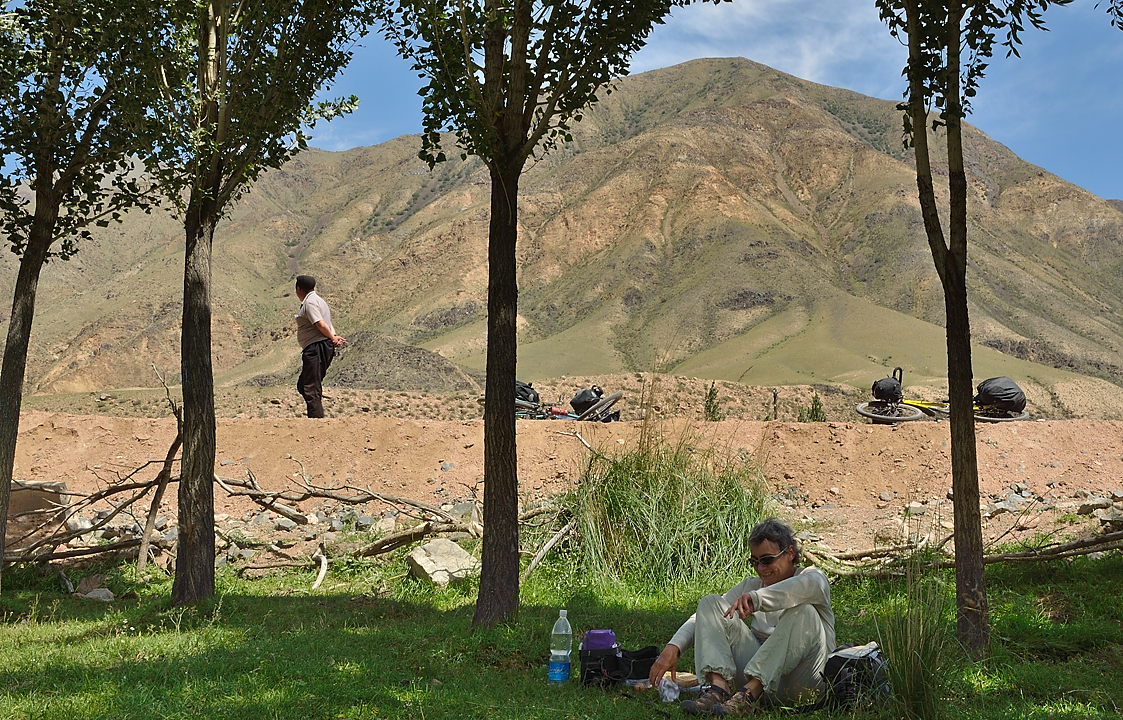 20130817-044-Song-Kul.jpg - Lucky to find a bit of shadow for the picnic