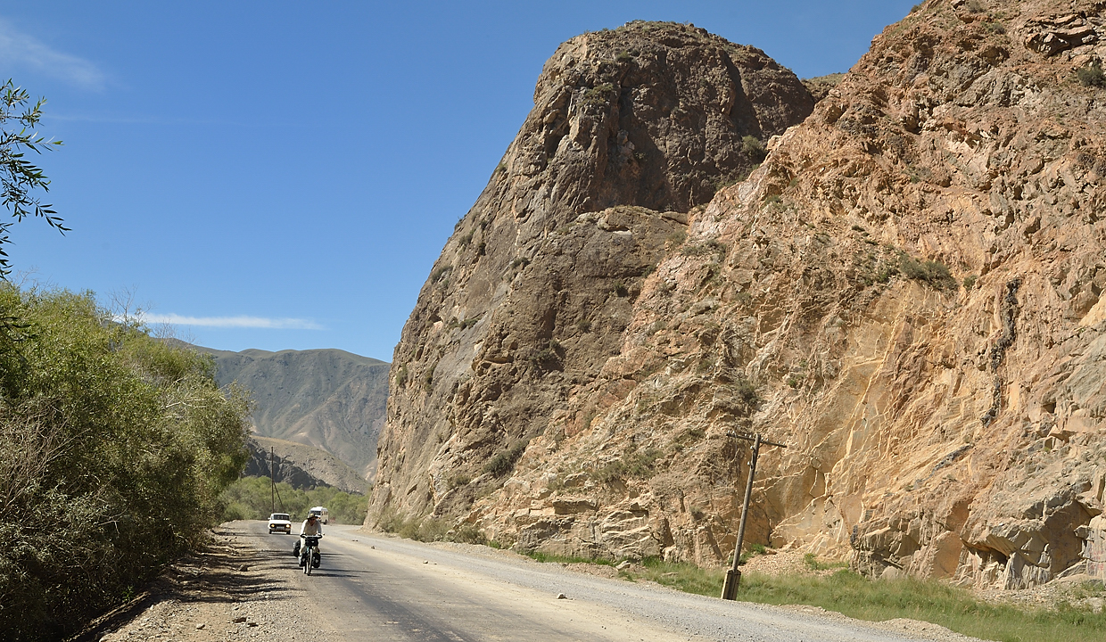20130817-046-Song-Kul.jpg - For the time being, the beautiful new road ends just after the picnic place ...