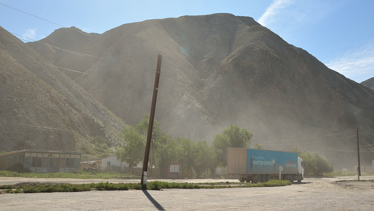 20130817-050-Song-Kul.jpg - The terribly dusty truck-stop Sary-Bulak