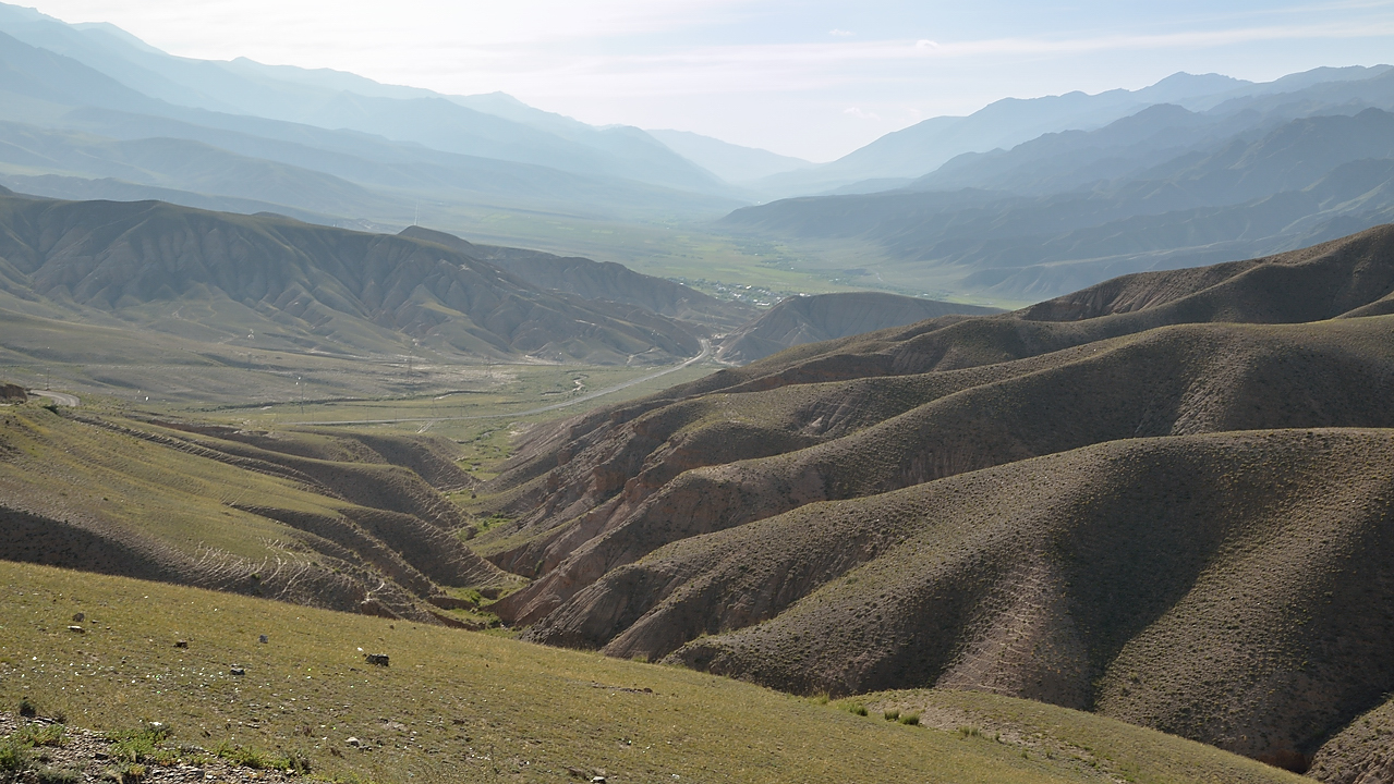 20130817-053-Song-Kul.jpg - View from the pass to the village Kek Suu and the vally we drive along the next day