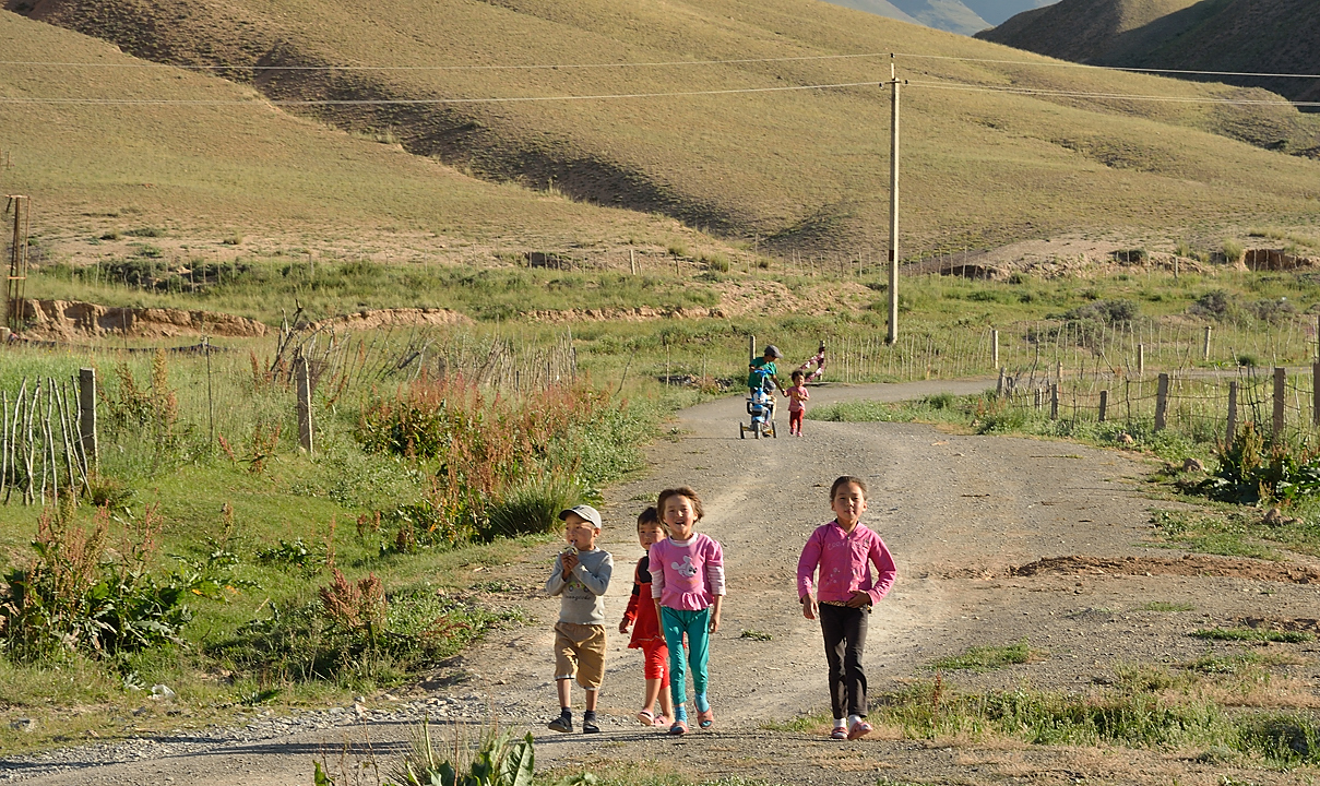 20130817-058-Song-Kul.jpg - ... and kids running up, curious to see what's going on