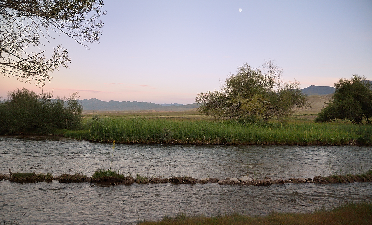 20130817-064-Song-Kul.jpg - A quiet camp on the riverside