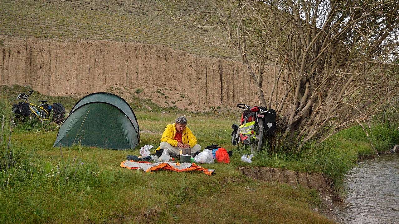 20130817-065-Song-Kul.jpg - A quiet camp on the riverside