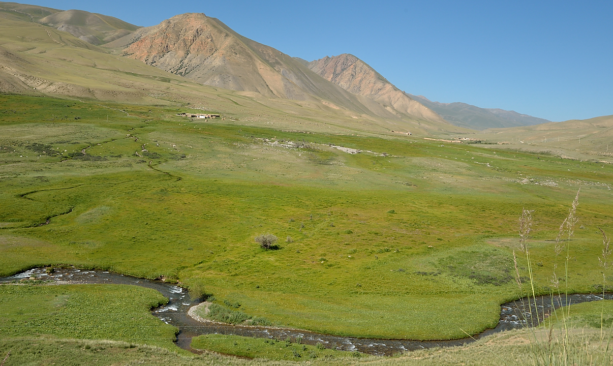 20130818-068-Song-Kul.jpg - Driving along the Tolok river and its handful of isolated farms