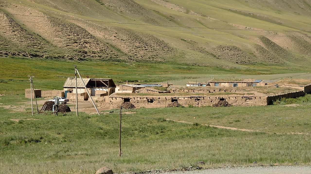 20130818-072-Song-Kul.jpg - Driving along the Tolok river and its handful of isolated farms