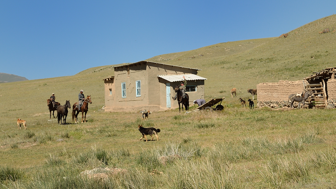 20130818-077-Song-Kul.jpg - Driving along the Tolok river and its handful of isolated farms