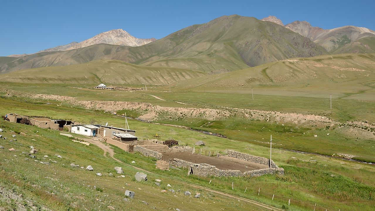 20130818-085-Song-Kul.jpg - Lastly, the road starts climbing up to the Kalmak-Asbuu pass 