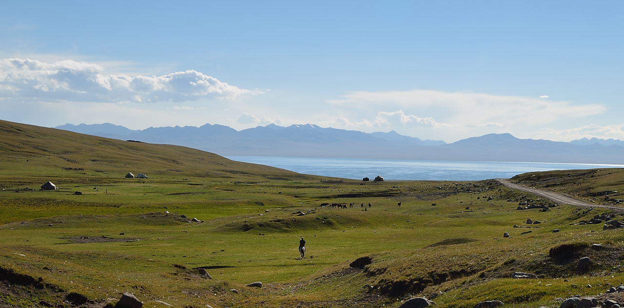 20130818-097-Song-Kul.jpg - View from the pass on Song-Kul ... still some 20km to reach it's shore