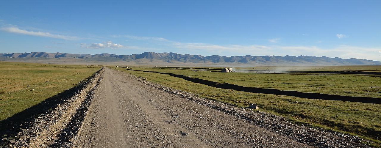 20130818-107-Song-Kul.jpg - pleasant ride down to the lake through the pastures scattered by yurts and cattle ... mainly hoarses, sypplying khimiz