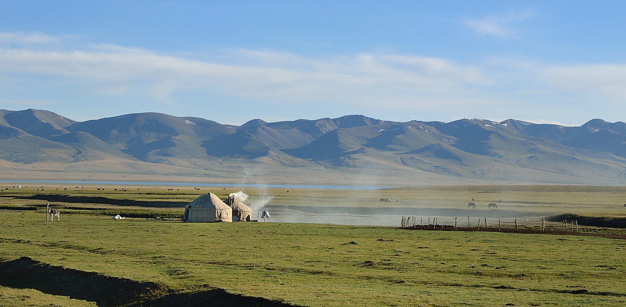 20130818-108-Song-Kul.jpg - pleasant ride down to the lake through the pastures scattered by yurts and cattle ... mainly hoarses, sypplying khimiz