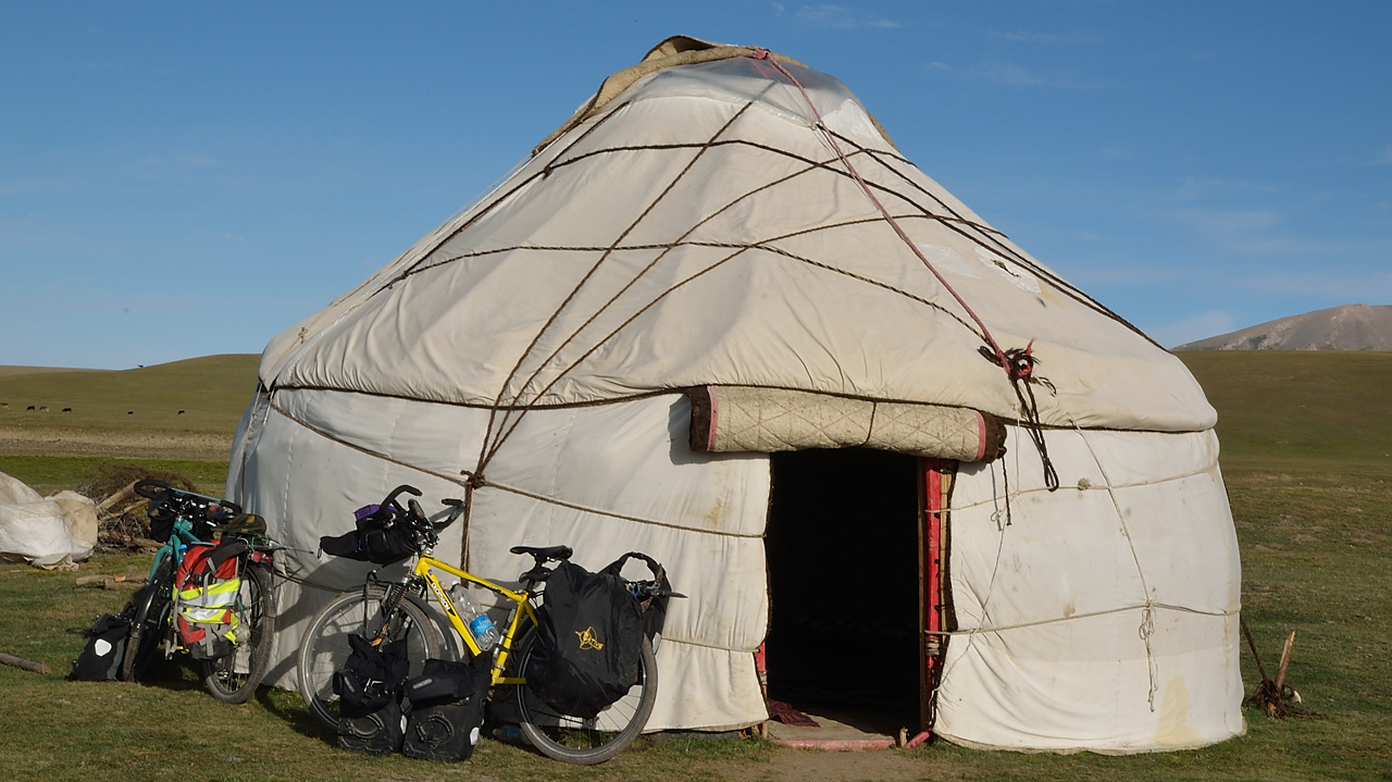 20130819-120-Song-Kul.jpg - Details of a yurt; a few hours are required to mount (or unmount) it: the cover and the door are made from several layers of felt